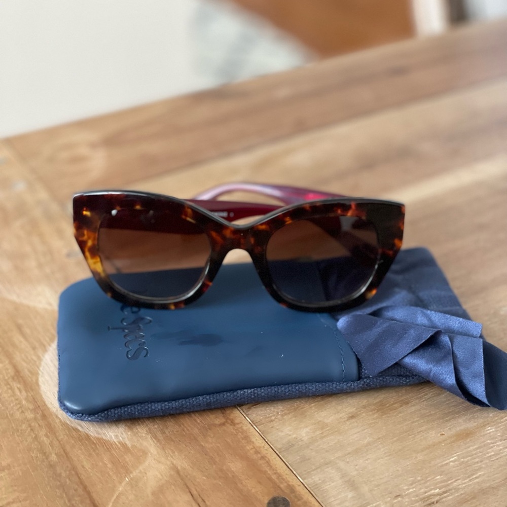 Beautiful brown torturous sunglasses, very classy style